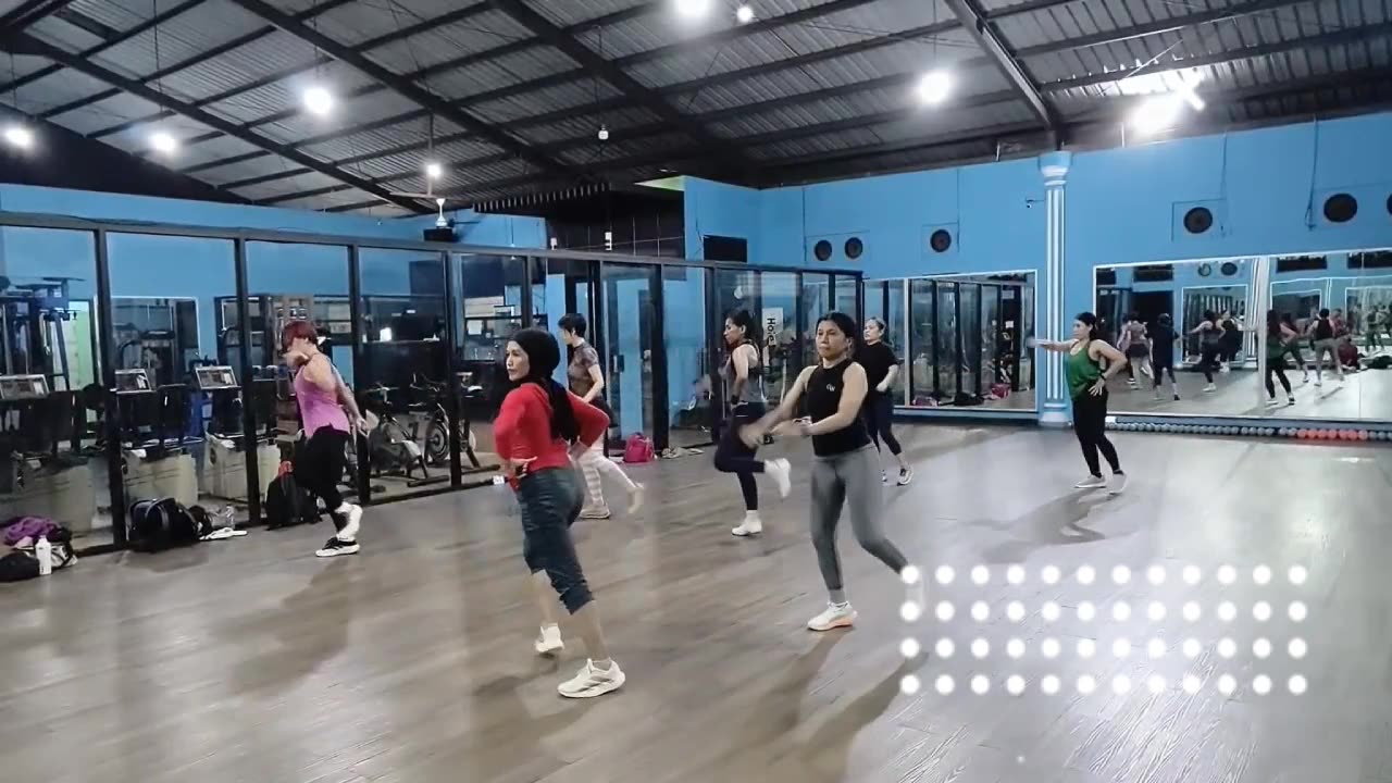 Curvy Bombshell Shakes It Hard – Zumba Like You’ve Never Seen!