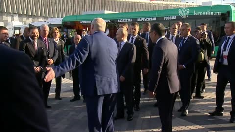 Лидеры осмотрели выставку белорусских автомобилей и