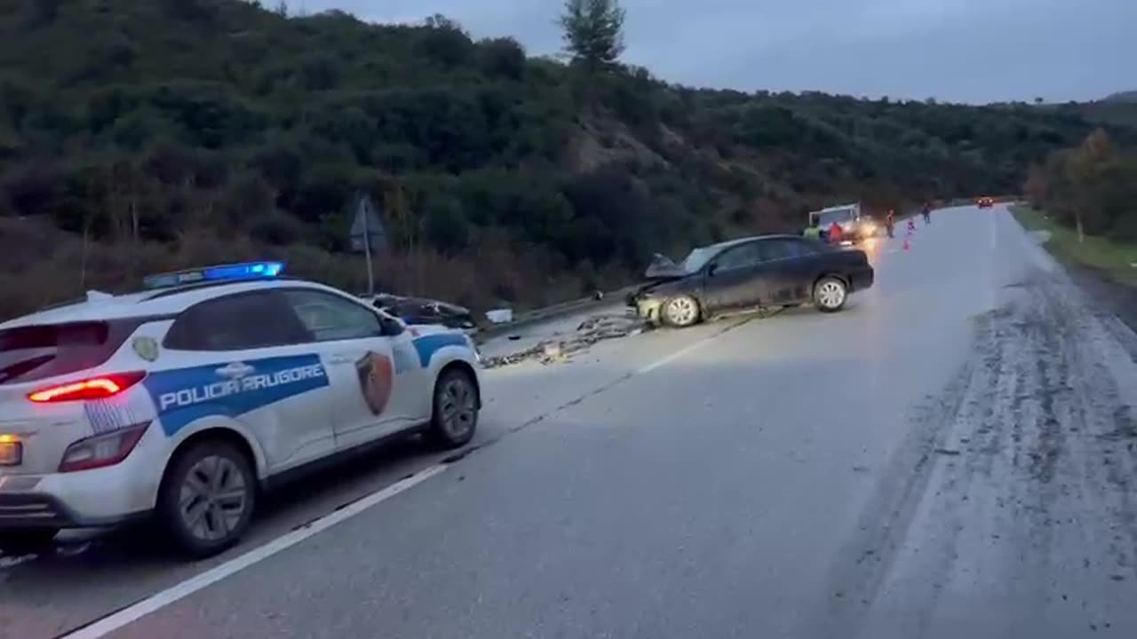 Aksidenti i rëndë në aksin Levan-Tepelenë, përplasen dy makinat,