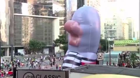 Curiosidade: foi ideia de Carla Zambelli mandar fazer os bonecos gigantes dos ministros do STF durante o impeachment de Dilma. Mas o ódio dos togados tá custando caro.