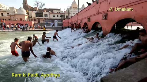 Bathing in Ram ki Paidi राम की पैड़ी नया घाट अयोध्या Ayodhya