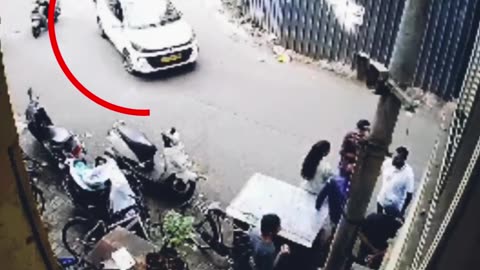Pune Horror Repeats: Drunk Driver Rams Tea Stall, 12 Injured Including MPSC Aspirants 🚨