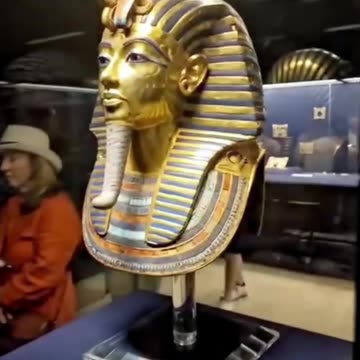 A museum visitor captured a chilling moment after taking a motion photo Pharaoh’s mask...