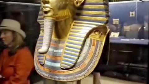 A museum visitor captured a chilling moment after taking a motion photo Pharaoh’s mask...