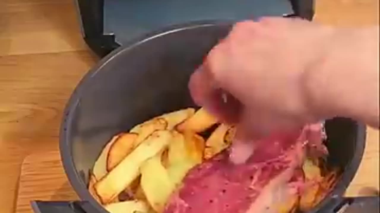 Steak and chips cooked in an air fryer