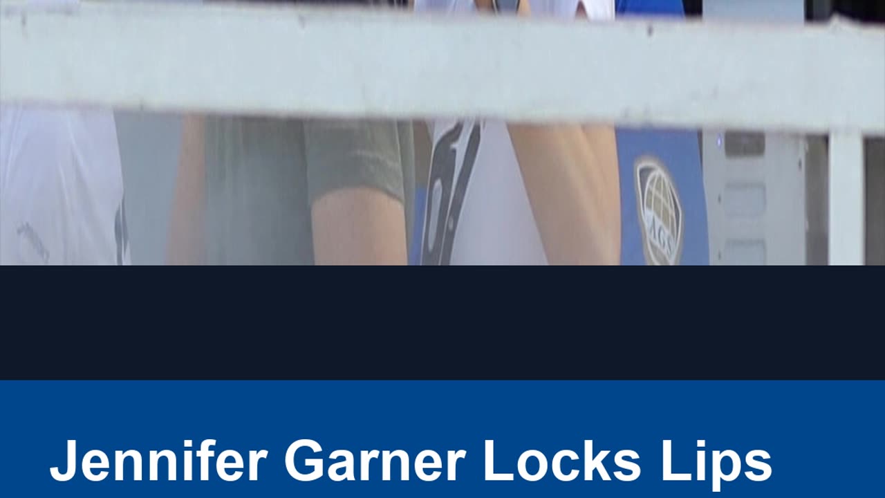 Jennifer Garner Locks Lips With Boyfriend at Charity Event in L.A.