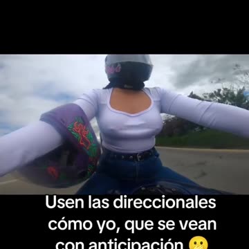 aclaremos que yo iba por el carril derecho y a este se le dió por voltear a la derecha de la NADA #m