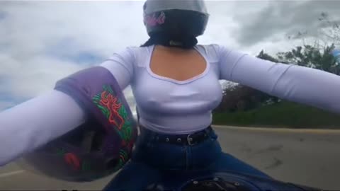 aclaremos que yo iba por el carril derecho y a este se le dió por voltear a la derecha de la NADA #m