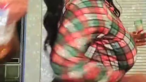 CupcakeBarbie_Cali Twerking