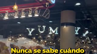 Pitón aparece en el techo de un centro comercial en Tailandia