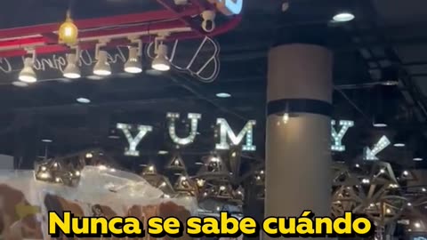 Pitón aparece en el techo de un centro comercial en Tailandia