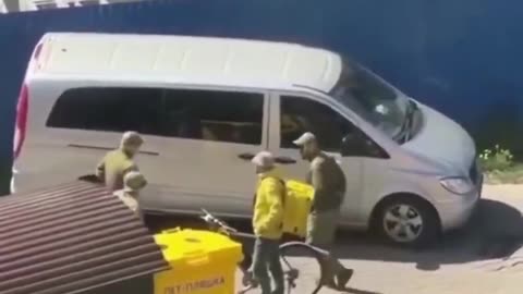 Zelensky’s military recruiters drag another young volunteer off the street