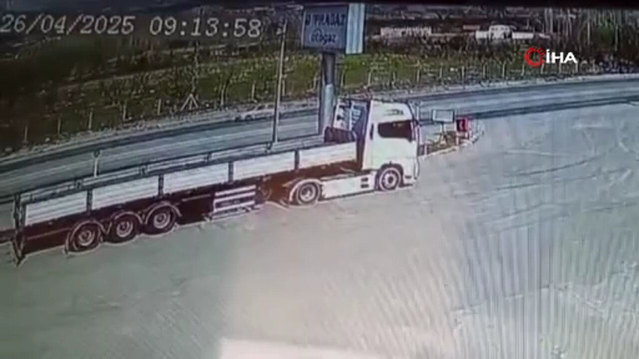 Kontrolden çıkan araç, toprak yığınına çaparak savruldu