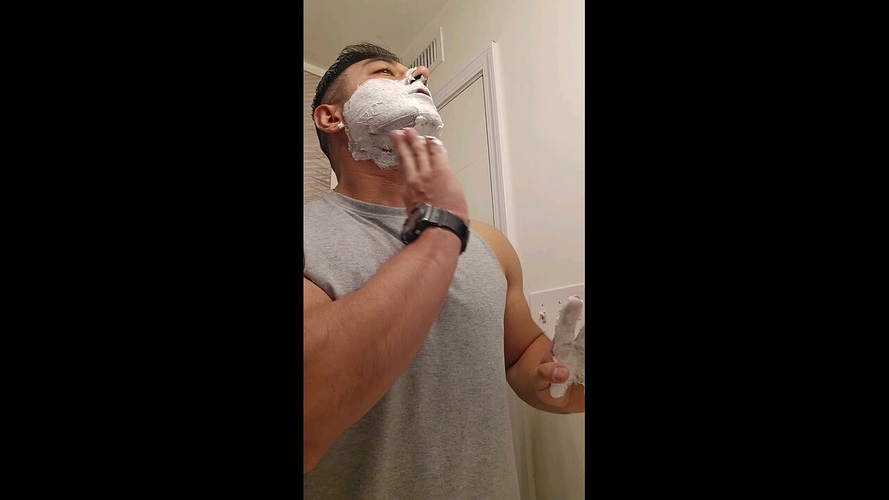 Reviewing the 5 blade razor from Dollar Tree