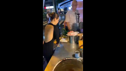 Amazing! The Most Popular Roti Lady in Bangkok