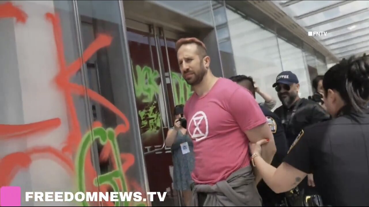 CLIMATE ACTIVIST VANDALIZE👩‍🎤💦🏪🚘TESLA DEALERSHIP IN MANHATTAN🏪👨‍🎤🌇🚙💫