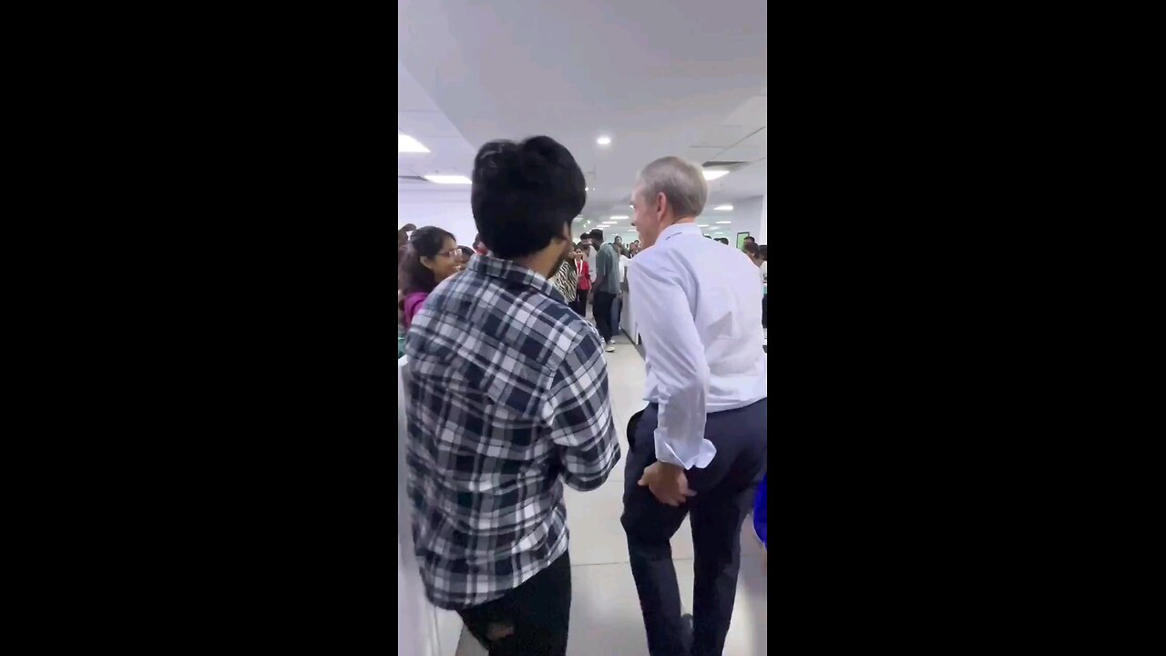 Pjeetas dancing to impress the new American Boss. 😐🤢🤮🤮🤮