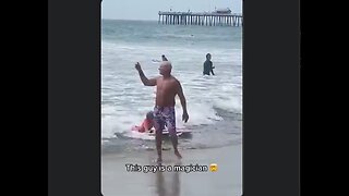 I have never seen anyone do tricks like this with a frisbee - very cool. 👍👀