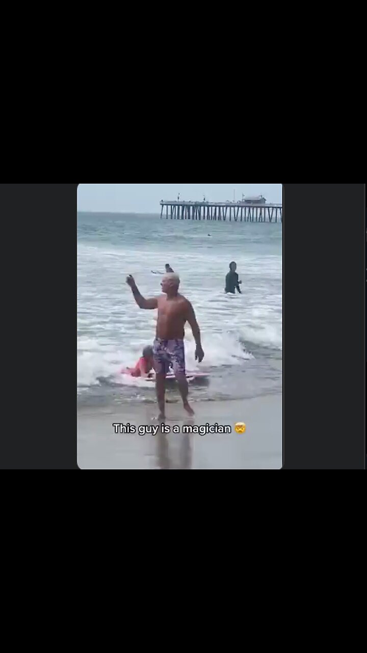 I have never seen anyone do tricks like this with a frisbee - very cool. 👍👀