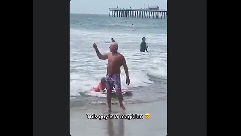 I have never seen anyone do tricks like this with a frisbee - very cool. 👍👀