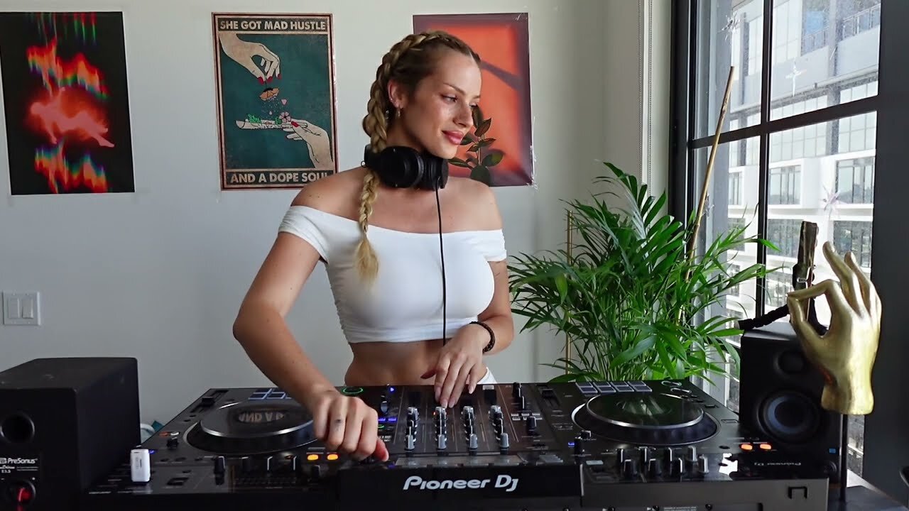 Welcome the day with Chill House music🫶🏻