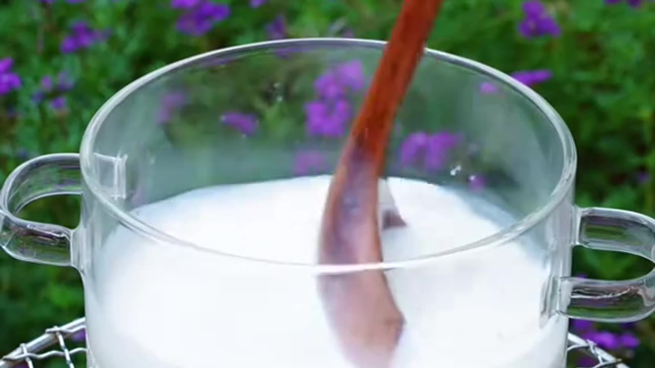 Making drinks from matcha as the basic ingredient
