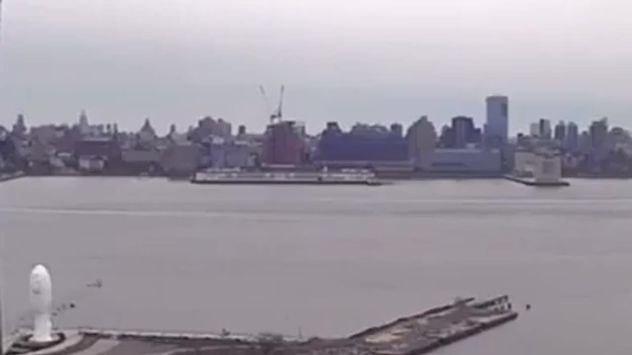 Video captures the moment helicopter broke apart mid-air before crashing into the Hudson River
