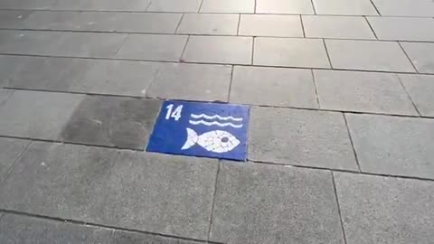 De SDG 2030 Agenda tegels liggen voor de hoofdingang van het hoofdkantoor van de Rabobank in Utrecht