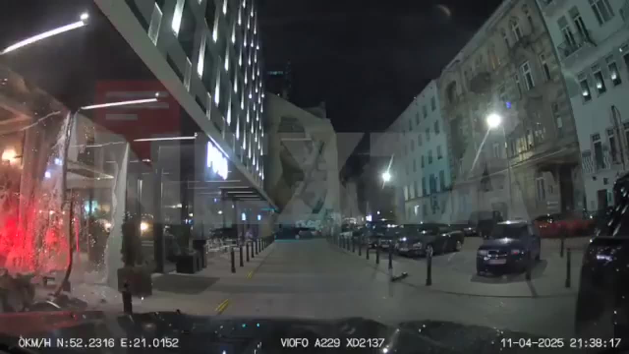 W piątkowy wieczór w centrum Warszawy doszło do nietypowego incydentu.