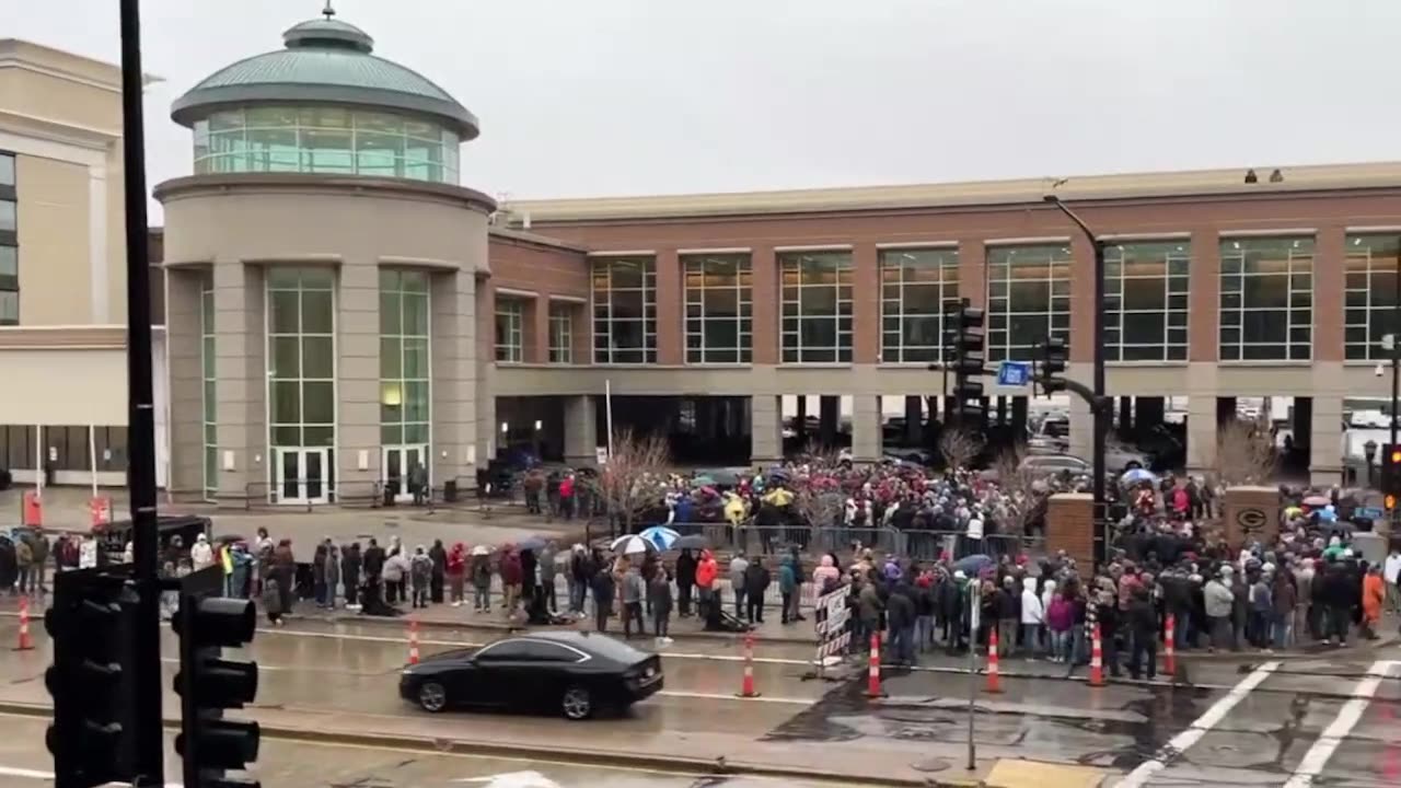 Một đám đông lớn đang tụ tập tại hội trường thị trấn của Elon Musk ở Green Bay, Wisconsin.