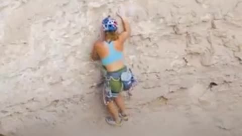Escaladora australiana explica cómo ir al baño en plena montaña