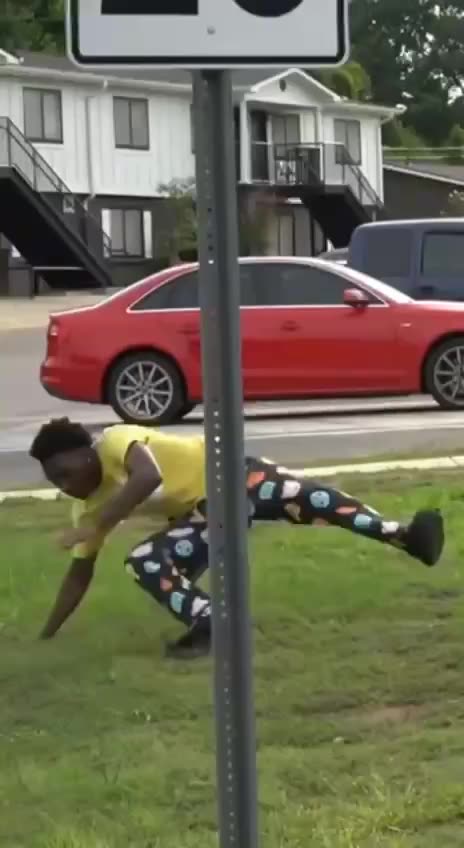 The dude decided to show that good and honest people live in his area 🤣