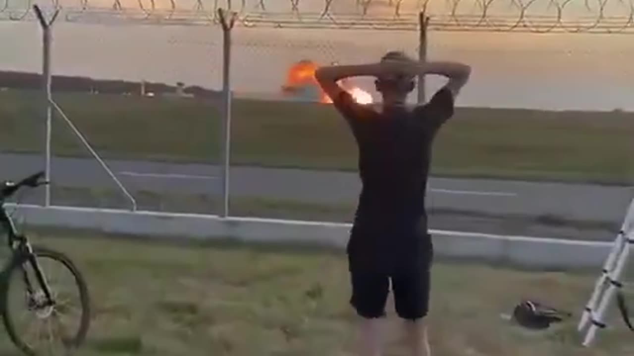 A Polish F-16 has crashed. RIP to the pilot 🙏 🇵🇱