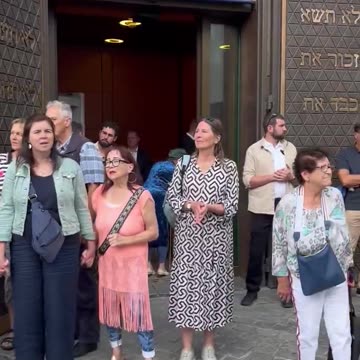 Christians in Germany formed a human chain around a synagogue to protect it from Islamists