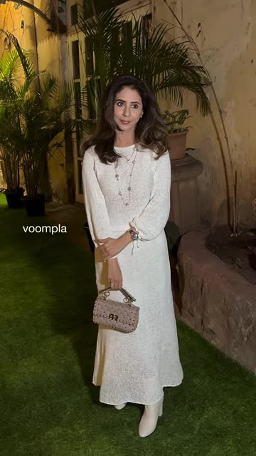 weekend loading and urmila matondkar pops up at an event.mp4