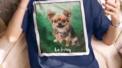 ¿Quién puede resistirse a esta camiseta con un perro tan tierno? ¡No te quedes sin la tuya! #moda #