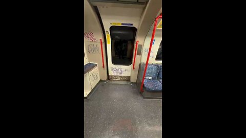 🇬🇧The London Underground has a warm, cozy atmosphere.