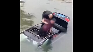 Héroe rescata a conductor atrapado en un coche inundado