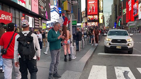 Chubby Chaser Invades Times Square (Manhattan)