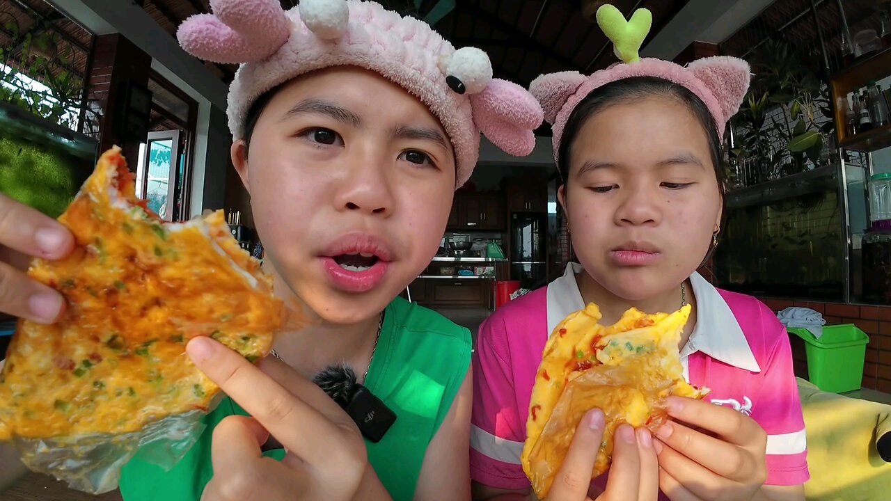 Duong cookie Making delicious home baked rice paper