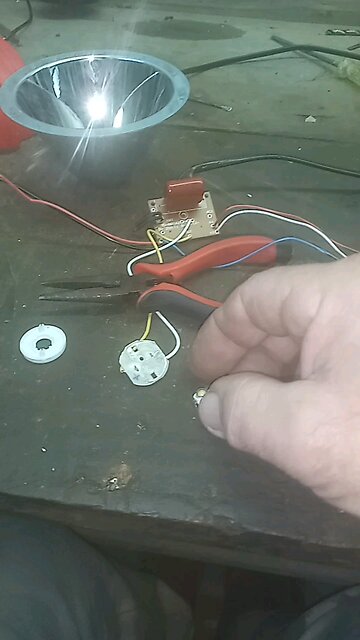 Lanterna CAERUS CRS3252 não liga