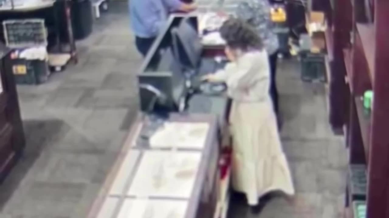 Thieves Target A Jewelry Store
