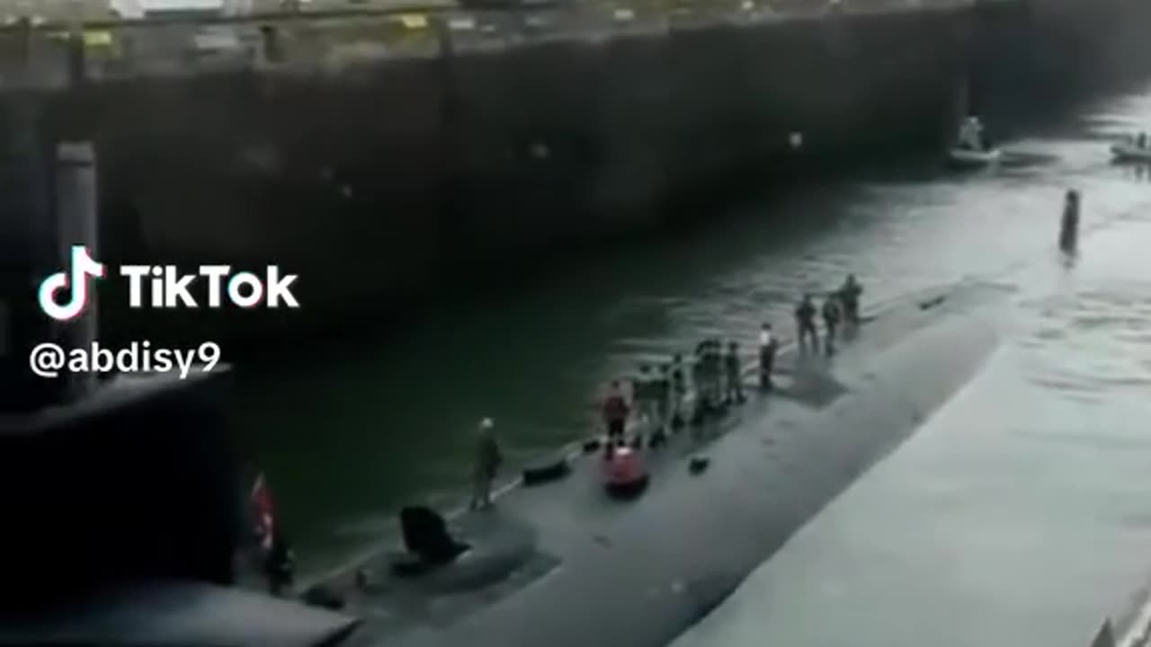 SUBMARINOS PASANDO AHORA MISMO POR EL CANAL DE PANAMA.