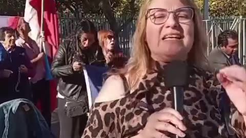 Manifestantes frente al congreso nacional por fraude en la primera vuelta