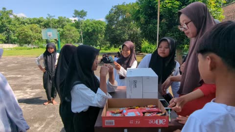 TEBAK HADIAH SMPN 3 TEMPEH LUMAJANG KELAS 7 PUTRI