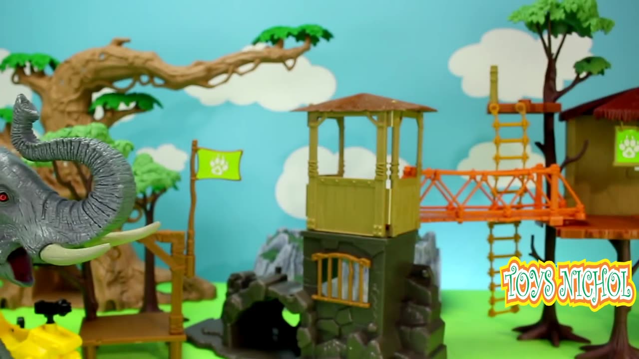 Build Tree House on the Sand to be Safe from Snakes