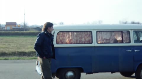 Pappa Erik vid Folkvagnsbussen 1980