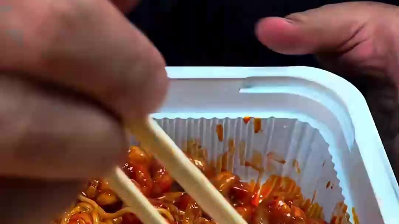 Who came up with crayfish instant noodles? Eating a whole cup is incredibly satisfying!