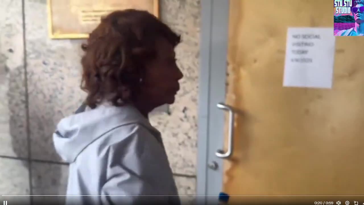 Dân biểu Maxine Waters vừa bị cảnh sát đóng sầm cửa một cơ sở của ICE trước mặt bà.