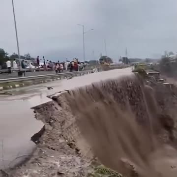 🇮🇳 Bridge COLLAPSES in India’s Uttarakhand after heavy rain — Haridwar National Highway